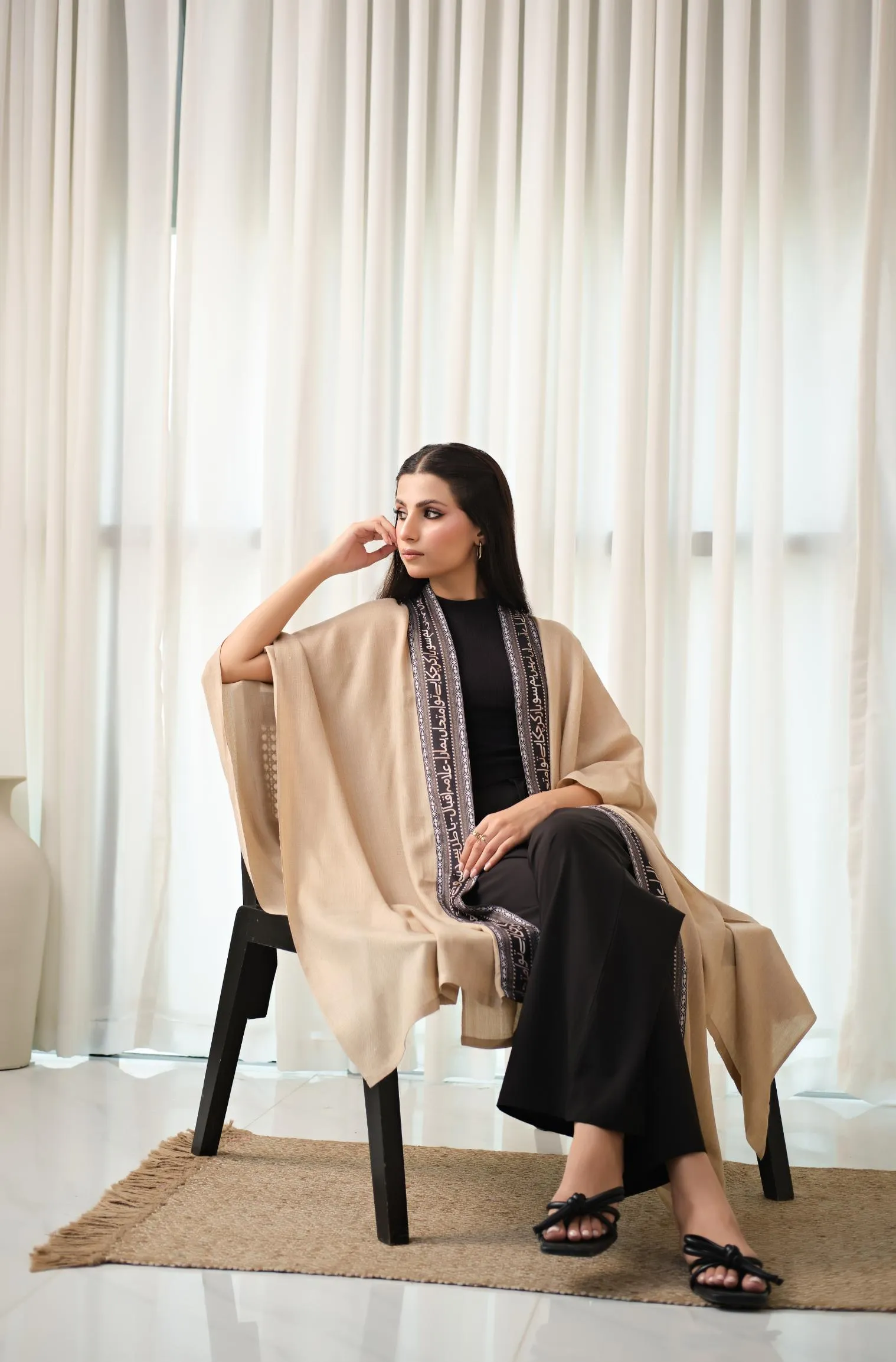 Sabaat Cape - Beige & Black