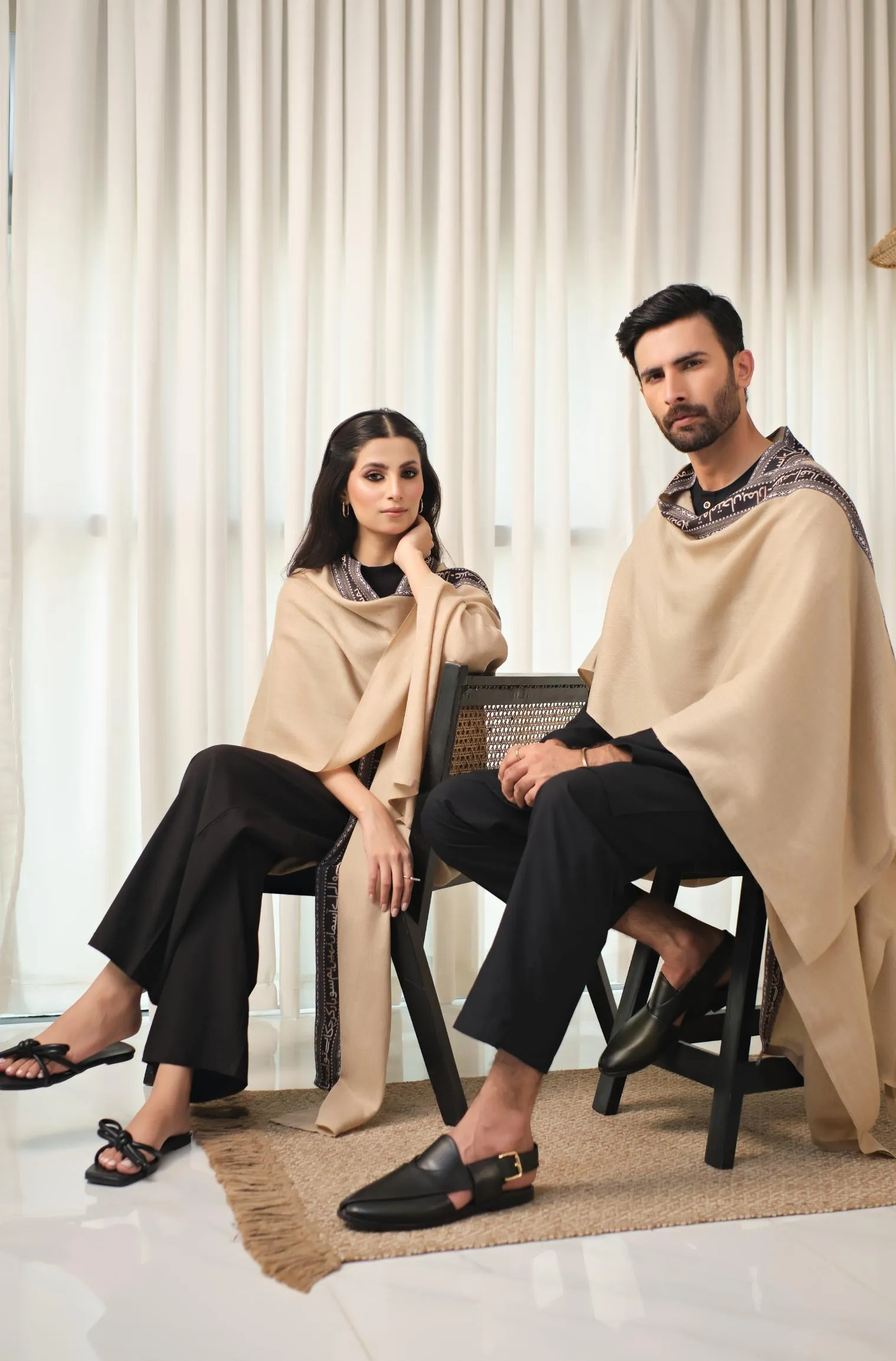 Sabaat Cape - Beige & Black