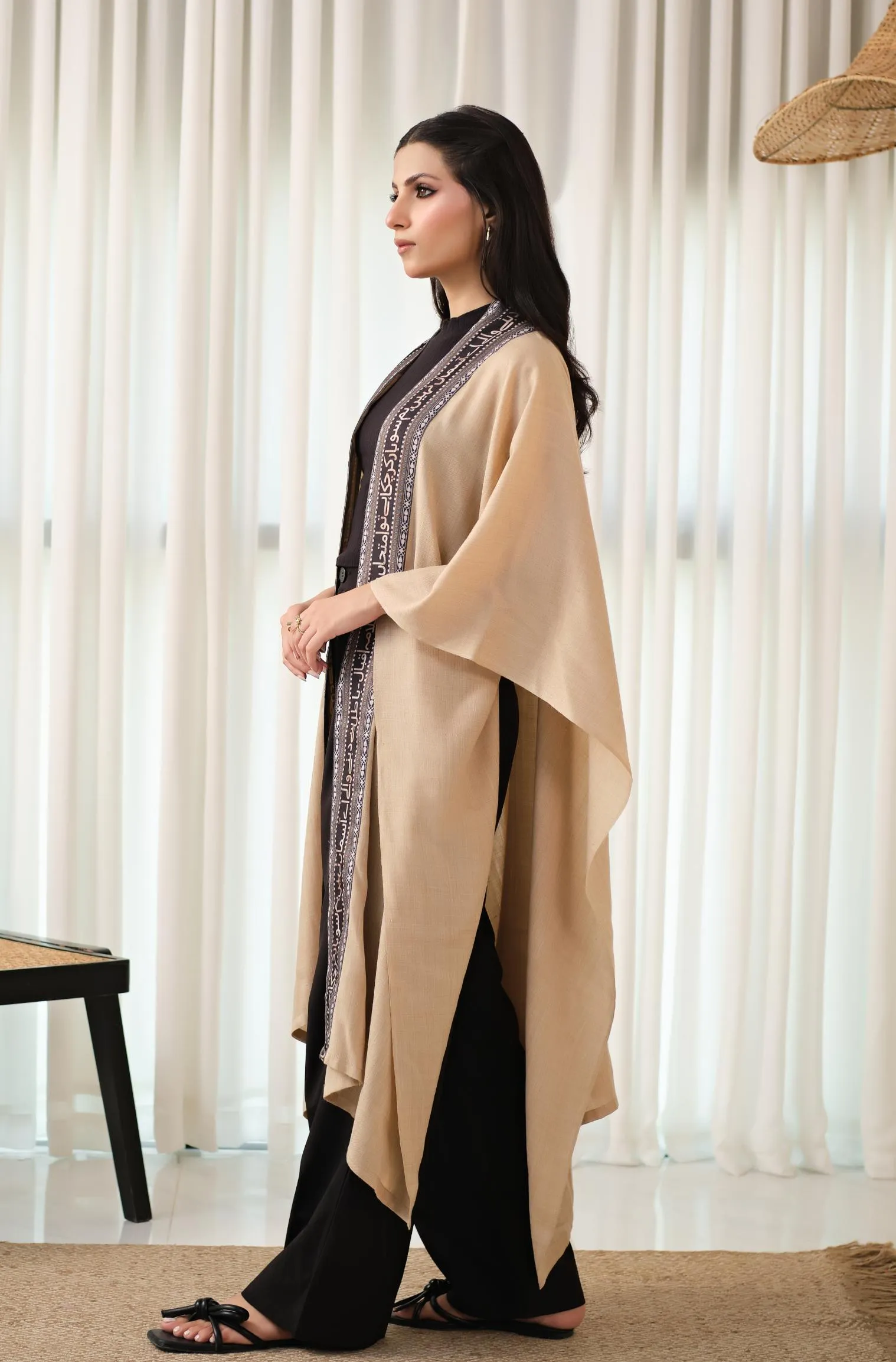 Sabaat Cape - Beige & Black
