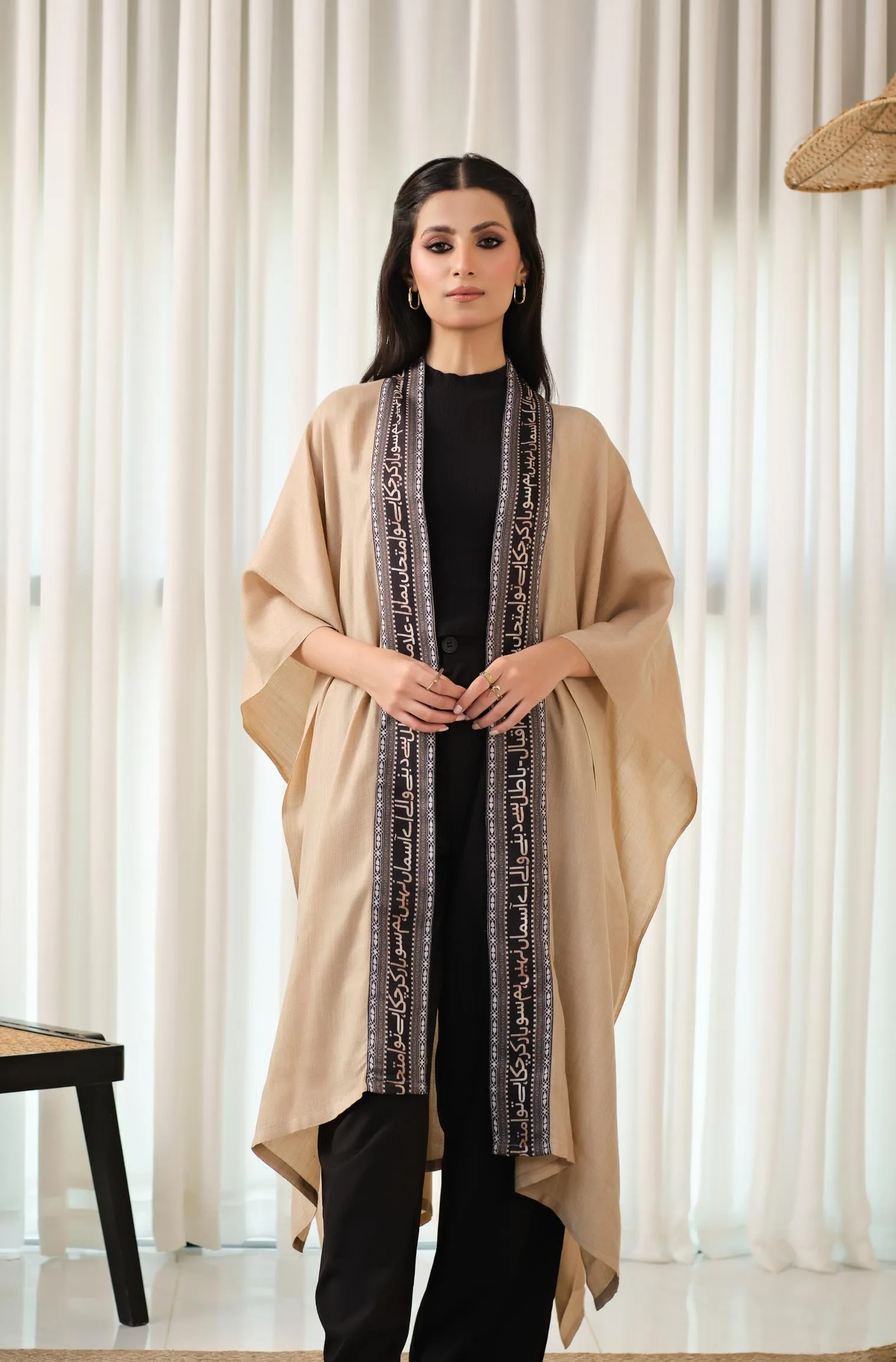 Sabaat Cape - Beige & Black