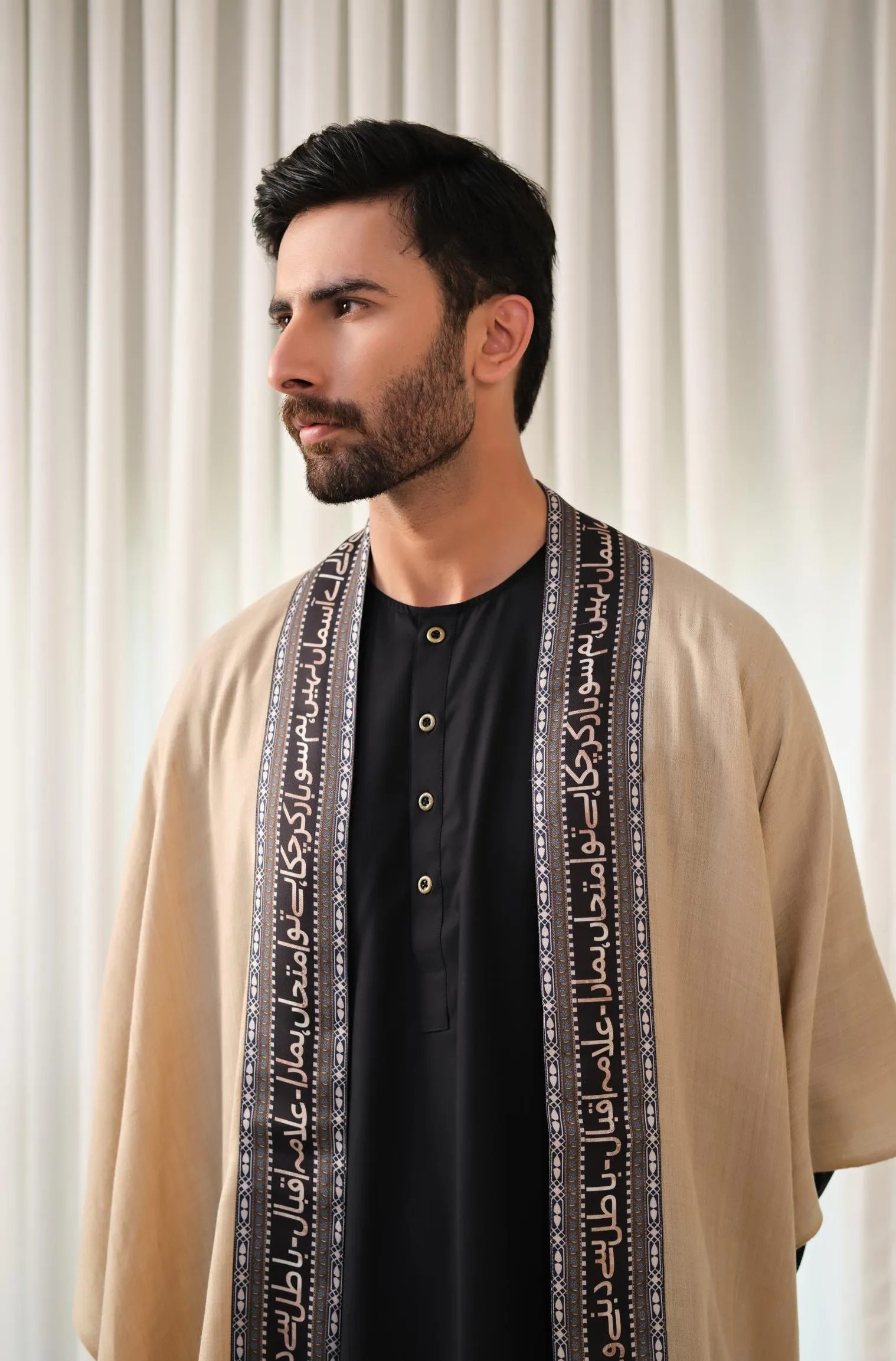 Sabaat Cape - Beige & Black
