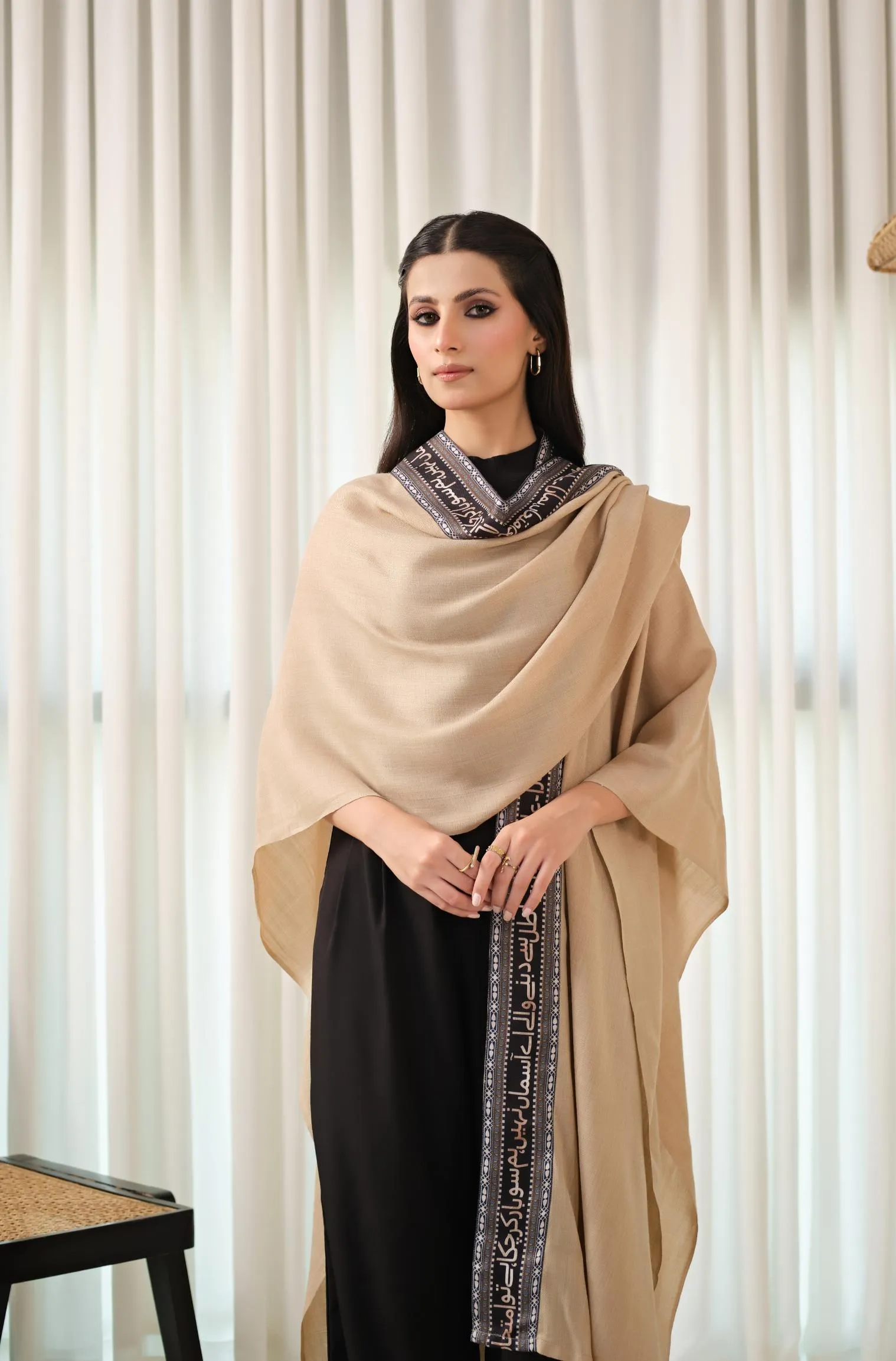Sabaat Cape - Beige & Black